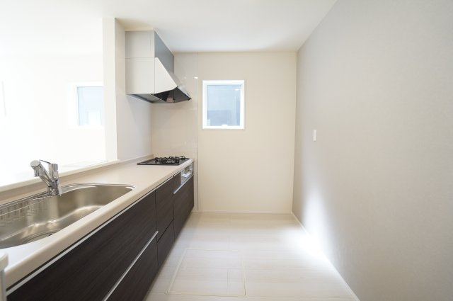 リーブルガーデン半田市板山町　２号棟のキッチン|シックなカラーリングの使いやすくスタイリッシュなキッチン。対面のシステムキッチンはご家族と顔を合わせながらお料理が出来て家族との楽しい時間を過ごせそうです！！