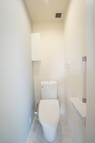リーブルガーデン半田市板山町　２号棟のトイレ|1階2階それぞれにトイレがあり、家族の朝の身支度時間もスムーズに！温水洗浄便座で冬は暖かく快適です！！