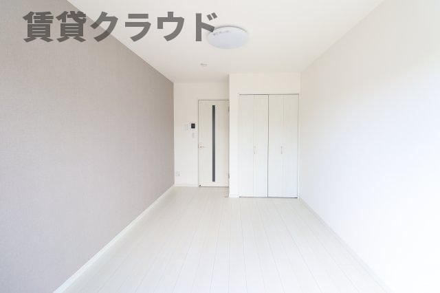 ドムス大森台の居間・リビング|アクセントクロスは雰囲気もグッとオシャレになりますよね♪