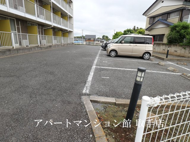 レオパレス駒場の駐車場