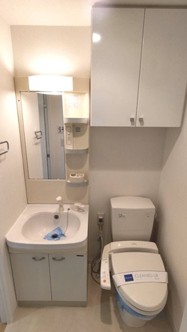 新品家具付きマンション日本橋人形町15(KaGood東京)の洗面所|明るい洗面所です