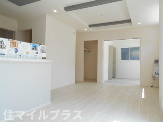 【居間・リビング】 | 郡山市久留米2丁目新築一戸建て4棟 | こちらの居間で趣味の時間をお楽しみください