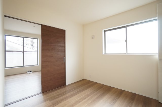 リーブルガーデン半田市北二ツ坂町2丁目第2　1号棟の洋室|2階の7.6帖洋室と4.5帖洋室は引き戸で区切れる便利な居室！！生活に合わせて間取りを変えていただけます♪