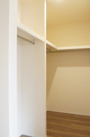リーブルガーデン半田市北二ツ坂町2丁目第2　1号棟の収納|たっぷり収納可能なウォークインクローゼットで整理整頓や衣替えもスムーズに♪大容量の収納は収納家具を減らしてくれるので、お部屋を広く見せてくれます。