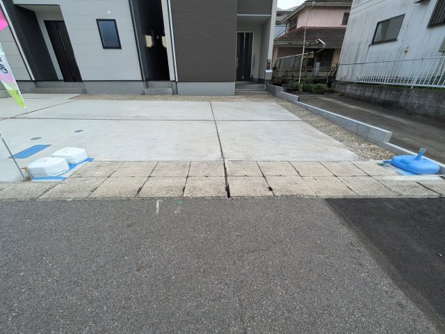リーブルガーデン半田市北二ツ坂町2丁目第2　1号棟の駐車場|並列駐車2台可能なカースペース。