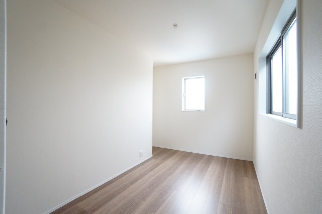 リーブルガーデン半田市北二ツ坂町2丁目第2　1号棟の洋室|2階の5.9帖の洋室。2面に窓があり風通しがよく、たっぷり自然光の入る居室は子供部屋や趣味の空間にも最適です。