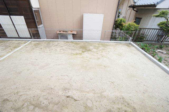 リーブルガーデン半田市北二ツ坂町2丁目第2　1号棟の庭|南側の陽当り良好なお庭があります♪お子様の遊び場やガーデニングなどの趣味のスペースとしてもぴったりです。