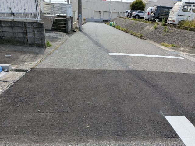 リーブルガーデン半田市北二ツ坂町2丁目第2　1号棟の前面道路含む現地写真|●○前面道路○●
約６ｍの前面道路。