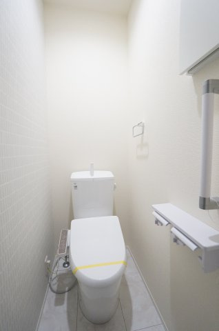 リーブルガーデン半田市北二ツ坂町2丁目第2　1号棟のトイレ|1階2階それぞれにトイレがあり、家族の朝の身支度時間もスムーズに！温水洗浄便座で冬は暖かく快適です！！