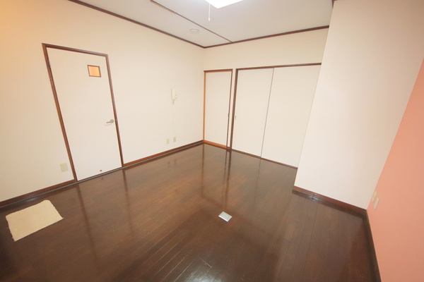 生駒市俵口町の賃貸マンションの居間・リビング