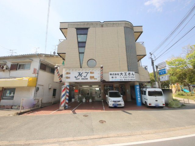 生駒市俵口町の賃貸マンションのエントランス