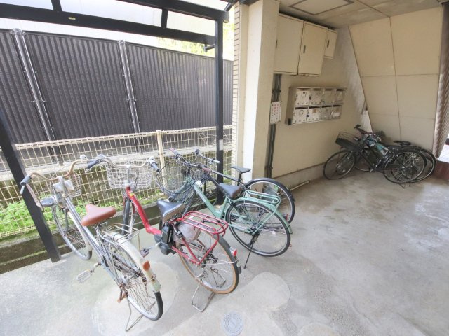 生駒市俵口町の賃貸マンションの駐車場