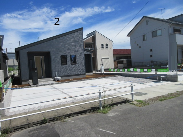 【仲介手数料無料】新築戸建　熊谷市肥塚561-1（全3棟）の前面道路含む現地写真