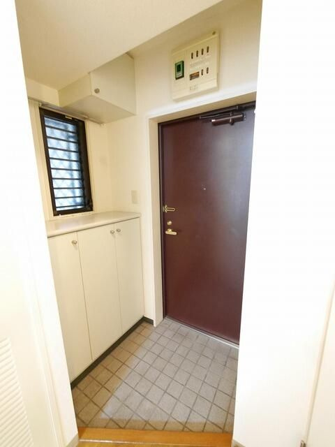 クレッシェント西早稲田の玄関