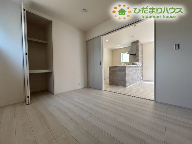 熊谷市肥塚　第3　新築一戸建て　リーブルガーデン　03の洋室|リビングとつなげて広く使える利便性の高い洋室です！お子様の遊び場やキッズスペースとしてはもちろん、扉を閉めれば個室としても使えますよ。用途に合わせて柔軟に空間を活用できるのが嬉しいですね♪