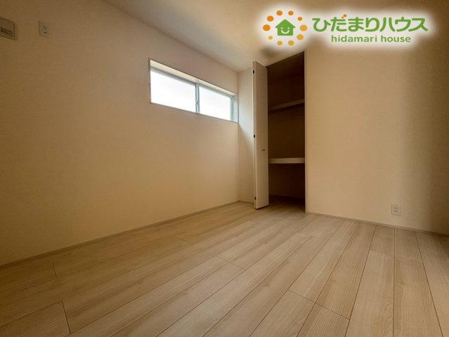 熊谷市肥塚　第3　新築一戸建て　リーブルガーデン　03の洋室|明るい光が入る使い勝手の良い洋室空間です！収納スペースがしっかり確保されているため、お部屋を広く使っていただけますよ。お子様のお部屋としてはもちろん、テレワーク部屋にもぴったりな空間です♪