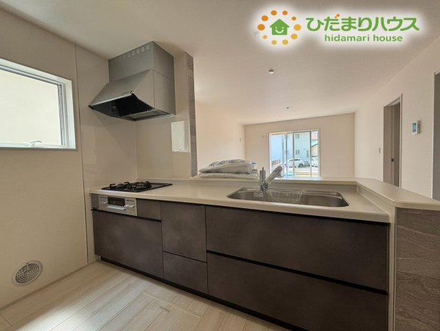 熊谷市肥塚　第3　新築一戸建て　リーブルガーデン　03のキッチン|対面式で使い勝手の良いシステムキッチンです！深型の引き出しや調理スペースがしっかり確保されており、毎日の料理が楽しく快適に行えますよ。明るいカラーリングでおしゃれなキッチン空間です♪