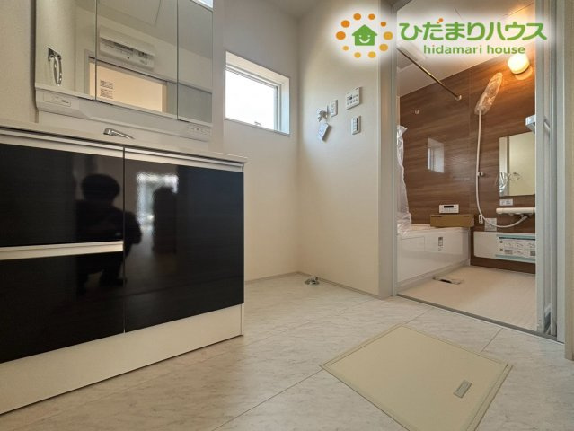 熊谷市肥塚　第3　新築一戸建て　リーブルガーデン　03のランドリースペース|広々としたスペースが確保されたランドリーエリアです！洗濯物をたたんだりアイロンがけをしたりと、家事作業がとってもスムーズに行えますよ。洗面台や浴室への動線も良く、日々の洗濯が快適になります♪