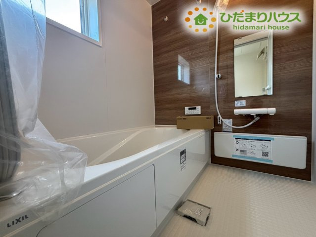熊谷市肥塚　第3　新築一戸建て　リーブルガーデン　03の浴室|木目調の壁面パネルがおしゃれで落ち着くシステムバスです！ゆったり足を伸ばせる浴槽で、1日の疲労をサッパリ洗い流してリフレッシュできますよ。窓が付いているので換気もしやすくカビ対策もばっちりです♪
