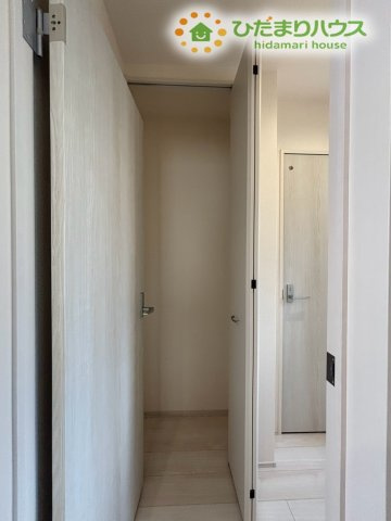 熊谷市肥塚　第3　新築一戸建て　リーブルガーデン　03の収納|廊下ホールに配置された便利な館内収納です！掃除道具や日用品のストックなどをまとめて保管できるため、生活感を隠してお部屋をすっきり保てますよ。あると本当に助かる嬉しい収納スペースです♪