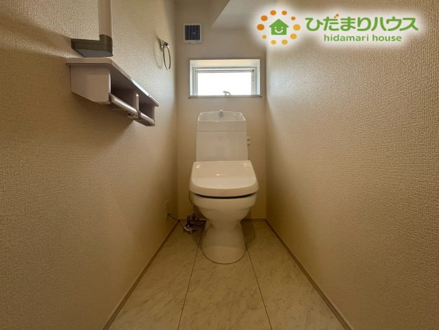 熊谷市肥塚　第3　新築一戸建て　リーブルガーデン　03のトイレ|清潔感あふれるシンプルなトイレ空間です！小窓が設置されているため自然光が入り、いつでも爽やかな空気へ換気できますよ。温水洗浄便座などの快適機能も備わっており、毎日心地よく使用していただけます♪