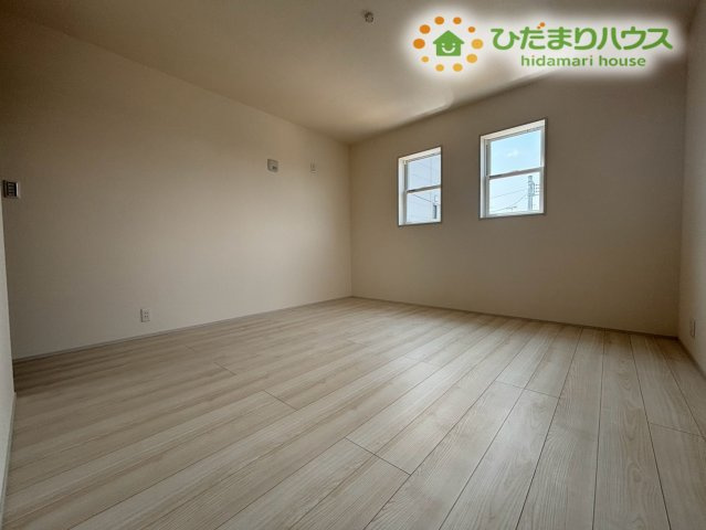 熊谷市肥塚　第3　新築一戸建て　リーブルガーデン　03の寝室|広々とした空間でゆったり休める主寝室です！ベッドを置いてもスペースにゆとりがあり、一日の終わりに心地よい時間を過ごせますよ。シンプルな内装デザインなので、お好みのインテリアが映えそうですね♪