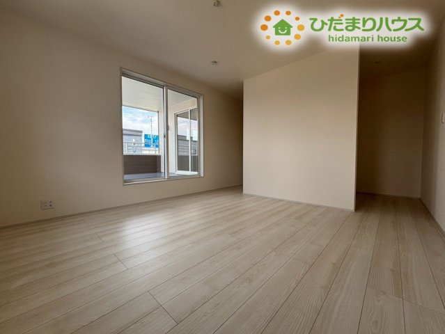 熊谷市肥塚　第3　新築一戸建て　リーブルガーデン　03の寝室|バルコニーへつながる大きな窓から自然光が入る心地よい寝室スペースです！風通しも良く、朝も気持ちよく目を覚ますことができそうですね。クローゼットへの動線も確保されており、生活しやすいレイアウトです