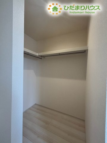 熊谷市肥塚　第3　新築一戸建て　リーブルガーデン　03の収納|衣類やバッグをまとめて収納できるウォークインクローゼットです！ハンガーパイプと上部棚を備えており、丈の長い服もシワにならず綺麗に掛けられますよ。お部屋を広く使うための心強い味方ですね♪