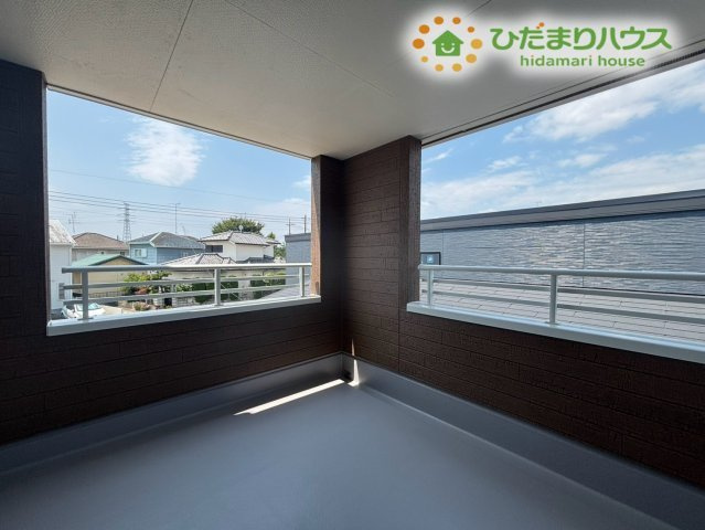熊谷市肥塚　第3　新築一戸建て　リーブルガーデン　03のバルコニー|屋根付きで使い勝手の良いインナーバルコニーです！急な雨でも洗濯物が濡れにくく、安心して干したままお出かけできますよ。心地よい風を感じながら、ほっと一息つくのにもぴったりの場所です♪