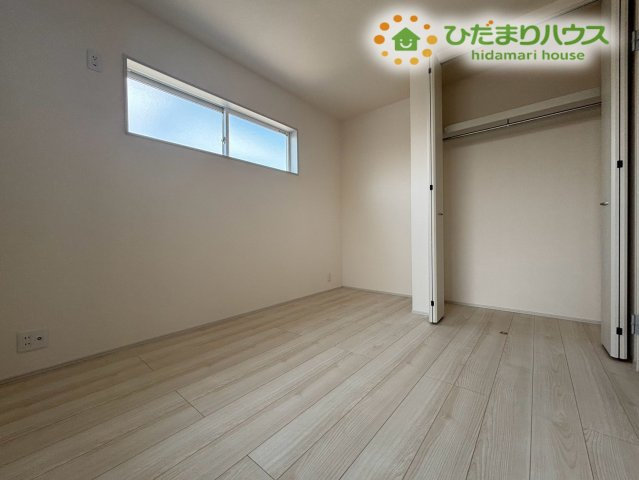 熊谷市肥塚　第3　新築一戸建て　リーブルガーデン　03の子供部屋|高所に小窓が配置された静かで集中しやすいお部屋です！プライバシーを守りつつ光を取り込めるため、お子様の勉強部屋にぴったりですよ。シンプルな間取りでベッドやデスクも配置しやすいデザインです♪