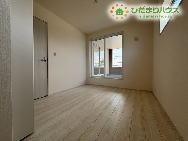 熊谷市肥塚　第3　新築一戸建て　リーブルガーデン　03の子供部屋|バルコニーにへ直接出入りできる洋室です！クローゼットも備わっているので、衣類や学校の用品などをまとめて収納でき、お部屋をすっきり保てますよ。お子様のプライベート空間として快適にお使いいただけます♪