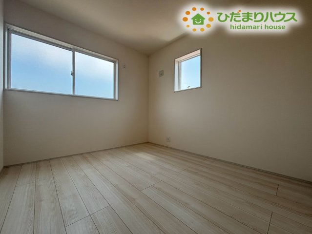熊谷市肥塚　第3　新築一戸建て　リーブルガーデン　03の洋室|2方向からの光を取り込める明るい洋室空間です！風の通り道ができるため、いつでもお部屋の空気を新鮮に保てますよ。お一人おひとりの時間や趣味を大切にできる使い勝手の良いフリースペースです♪