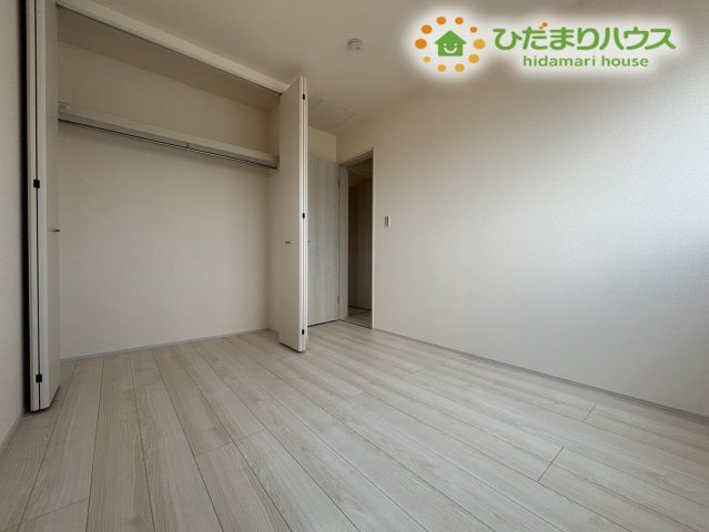 熊谷市肥塚　第3　新築一戸建て　リーブルガーデン　03の洋室|明るい内装でインテリアが映える洋室です！クローゼットも備わっているため、衣類や荷物の保管にも困りませんよ。家族構成や暮らしの変化に合わせて、柔軟にお部屋の役割を変えられるのが魅力です♪