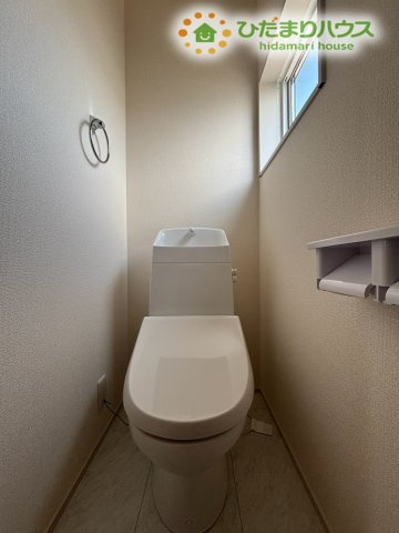 熊谷市肥塚　第3　新築一戸建て　リーブルガーデン　03のトイレ|2階にも設置された大変便利なトイレ設備です！朝の忙しい時間帯も家族で取り合いにならず、スムーズに身支度を進められますよ。小窓から光が入り、いつでも清潔感のある空間が保たれています♪