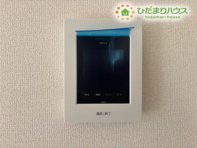熊谷市肥塚　第3　新築一戸建て　リーブルガーデン　03のセキュリティ|訪問者の顔を室内からしっかり確認できるTVモニター付きインターホンです！お子様の留守番時や夜間の対応時にも画面で確認できるため安心感が違いますね。防犯面でも頼りになる嬉しい標準設備です♪