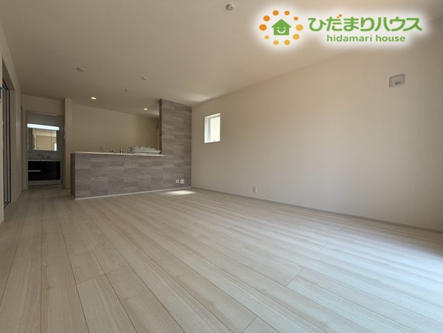 熊谷市肥塚　第3　新築一戸建て　リーブルガーデン　03の居間・リビング|明るい光が差し込む広々としたリビングダイニングです！家具を置いてもゆったりとしたスペースが確保でき、家族みんなで自然と集まりたくなる居心地の良い空間です。お料理中も会話が弾みますね