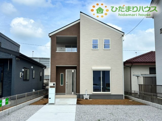 熊谷市肥塚　第3　新築一戸建て　リーブルガーデン　03の外観|すっきりとした印象のモダンな建物外観です！アプローチ周りも綺麗に整えられており、来客時にも良い印象を与えてくれます。毎日帰ってくるのが楽しみになるようなスタイリッシュな佇まいですね♪