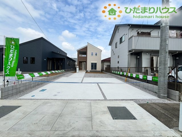 熊谷市肥塚　第3　新築一戸建て　リーブルガーデン　03の駐車場|お車をしっかりと停められる広々とした敷地スペースです！平坦で幅にもゆとりがあるため、毎日の駐車もスムーズに行えますよ。ご家族のお車だけでなく、お友達が遊びに来た際にも大活躍してくれそうですね♪