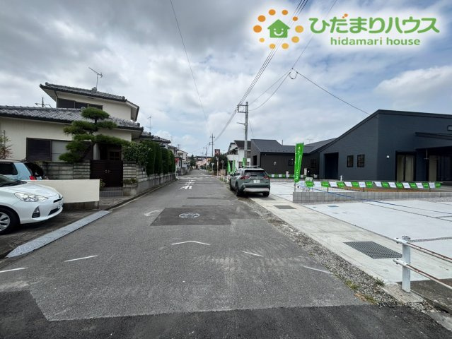 熊谷市肥塚　第3　新築一戸建て　リーブルガーデン　03の前面道路含む現地写真|見通しが良く落ち着いた道路に面した現地です！前面道路にゆとりがあるため、お車の出し入れやすれ違いも落ち着いて行えますよ。交通量も控えめなエリアですので、毎日安心して生活していただけます♪