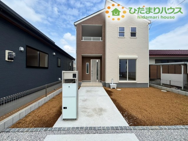 熊谷市肥塚　第3　新築一戸建て　リーブルガーデン　03の玄関|屋根付きのアプローチが嬉しい玄関エリアです！雨の日でも濡れずに落ち着いて鍵の開け閉めができますよ。木目調のおしゃれな扉が印象的で、毎日のお出かけやご帰宅を暖かく迎えてくれる玄関周りです♪