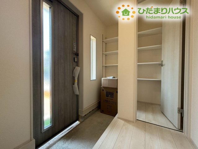 熊谷市肥塚　第3　新築一戸建て　リーブルガーデン　03の玄関|明るく清潔感あふれる玄関ホールです！収納力の高いシューズクロークが設置されているため、靴や日用品をすっきりと整理できますよ。小窓から光が入り込み、いつでも気持ちよく家族やお客様を迎えられます♪