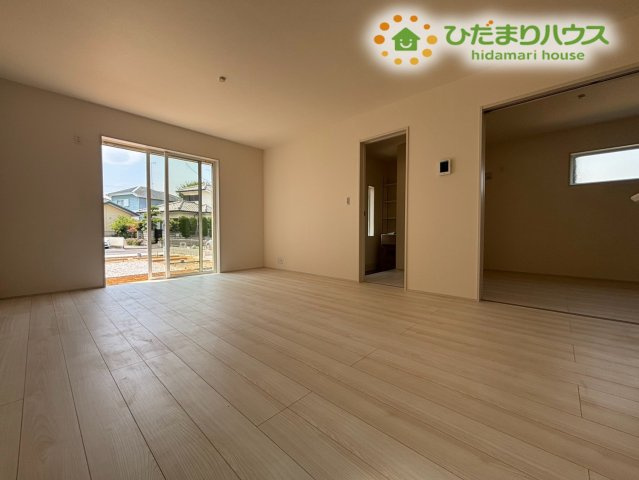 熊谷市肥塚　第3　新築一戸建て　リーブルガーデン　03の居間・リビング|奥まで見渡せる開放的なリビングダイニングです！キッチンからの視界が開けており、リビングにいるご家族の様子を見守りながらお料理ができますよ。食事の準備や後片付けもスムーズに進みそうですね♪