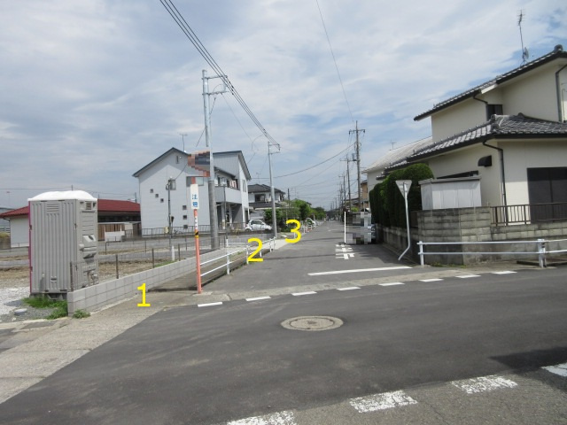 【仲介手数料無料】新築戸建　熊谷市肥塚561-1（全3棟）の前面道路含む現地写真