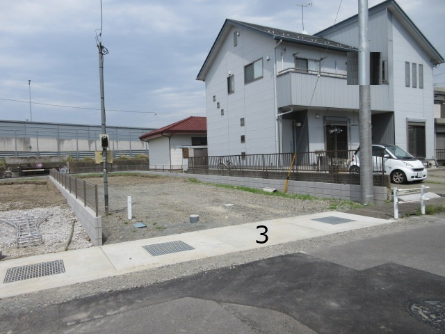 【仲介手数料無料】新築戸建　熊谷市肥塚561-1（全3棟）の前面道路含む現地写真