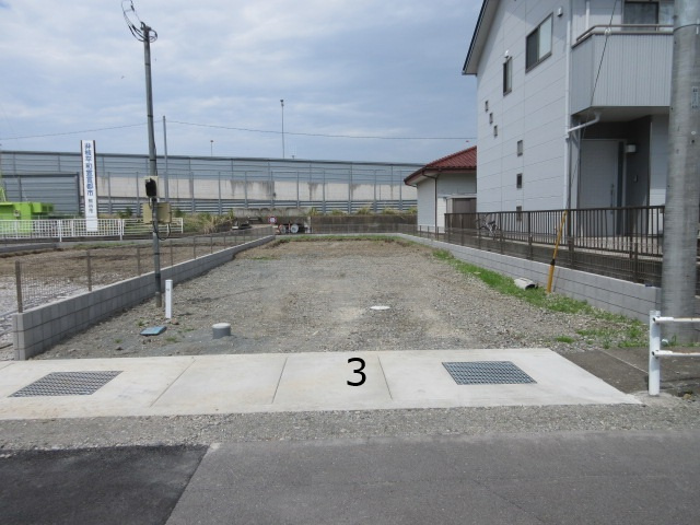 【仲介手数料無料】新築戸建　熊谷市肥塚561-1（全3棟）の前面道路含む現地写真