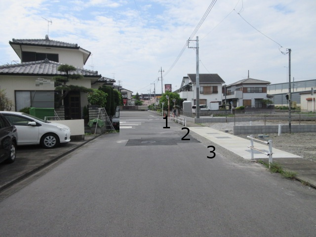 【仲介手数料無料】新築戸建　熊谷市肥塚561-1（全3棟）の前面道路含む現地写真