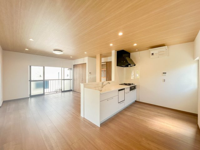 【居間・リビング】 | 伊豆の国市宗光寺 中古戸建 XH06083 | 伊豆の国市宗光寺　ＬＤＫ　リフォーム後
