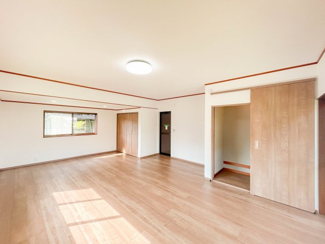 【洋室】 | 伊豆の国市宗光寺 中古戸建 XH06083 | 伊豆の国市宗光寺　1F洋室13.5帖　リフォーム後
