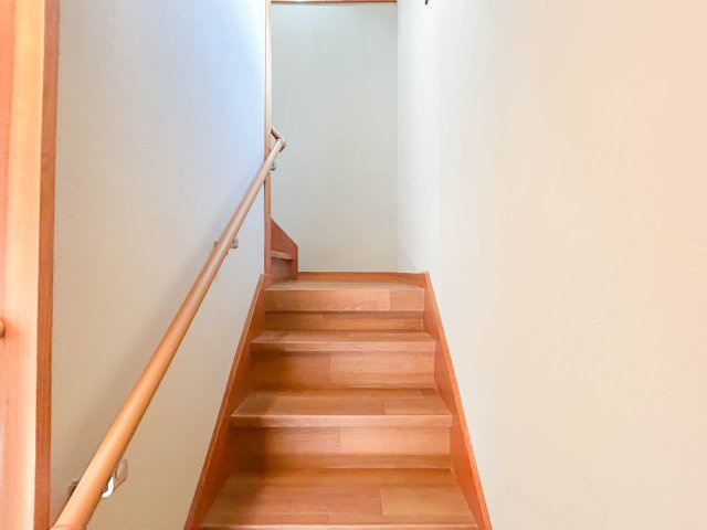 【内装】 | 伊豆の国市宗光寺 中古戸建 XH06083 | 伊豆の国市宗光寺　階段　リフォーム後