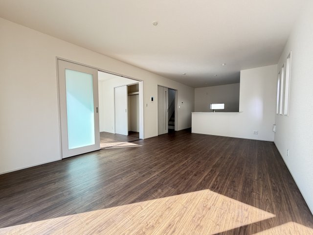 第1前橋市粕川町女渕　新築戸建　1号棟の居間・リビング|カウンターキッチンなのでお料理をしながら会話もできます。
夕食の支度をしながら、お子様の様子も見られて自然と会話も増えますよ♪